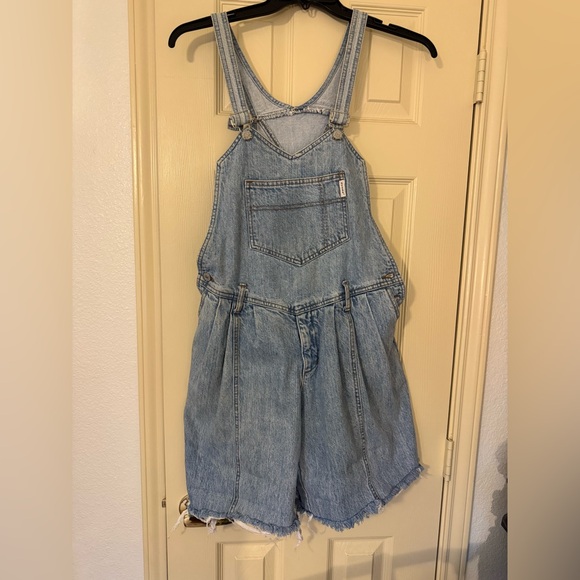 VINTAGE GUESS BIB OVERALLS  SHORTS WOMEN SIZE 4 FADED  COLLEGE THRASHED 80S - Picture 1 of 7
